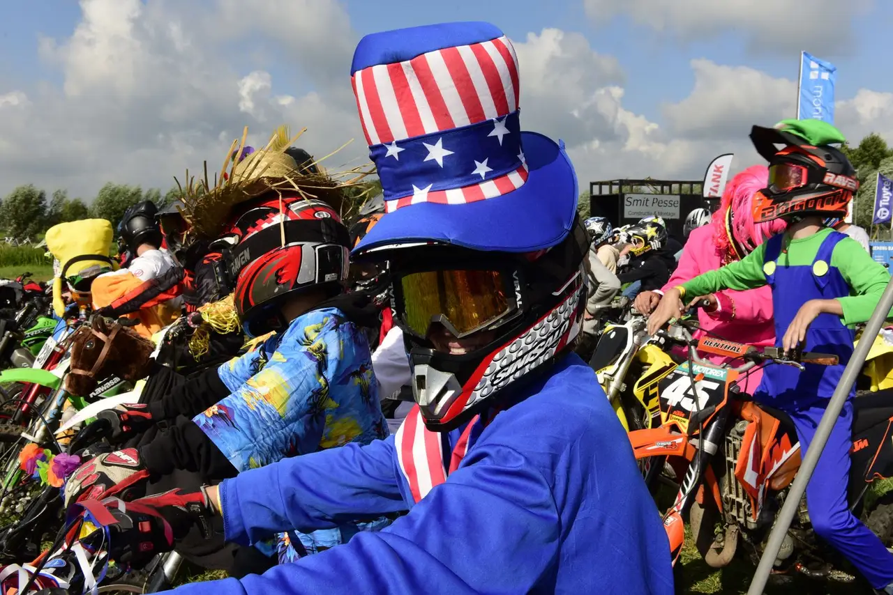 Deelnemers in vrolijke kostuums bij de Funcross