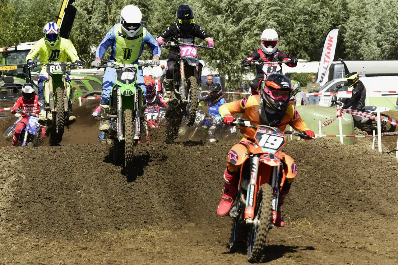 Motorcrossers in volle actie tijdens Poldercross Ottoland